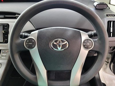 2015 Toyota Prius - Thumbnail