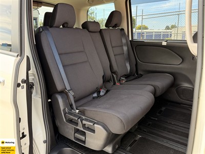 2016 Nissan Serena - Thumbnail