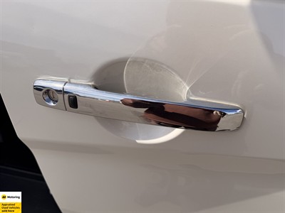 2016 Nissan Serena - Thumbnail