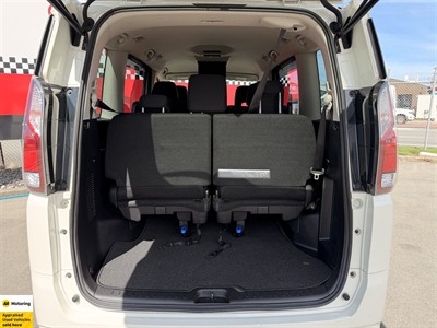 2016 Nissan Serena - Thumbnail