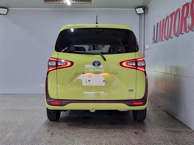 2015 Toyota Sienta - Thumbnail