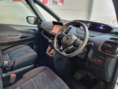 2018 Nissan Serena - Thumbnail