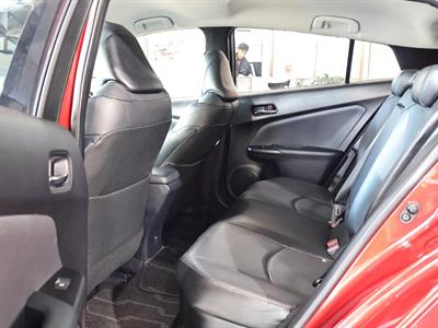 2016 Toyota Prius - Thumbnail