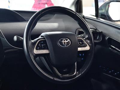 2016 Toyota Prius - Thumbnail