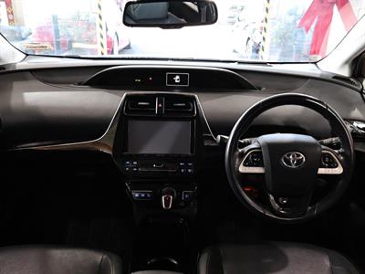 2016 Toyota Prius - Thumbnail