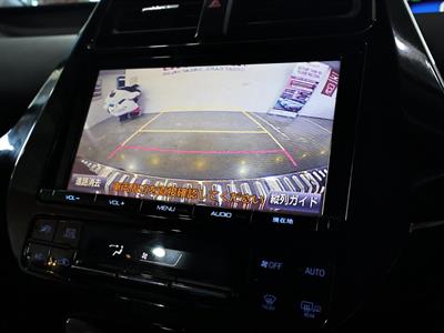 2016 Toyota Prius - Thumbnail