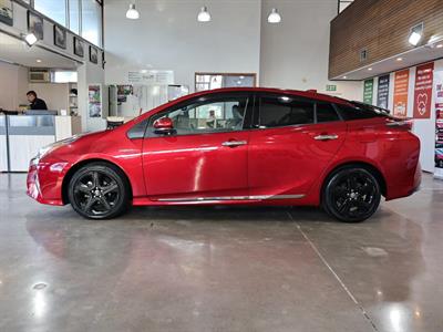 2016 Toyota Prius - Thumbnail