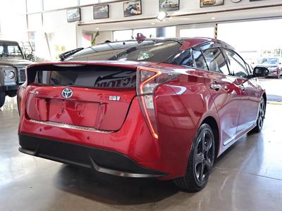 2016 Toyota Prius - Thumbnail