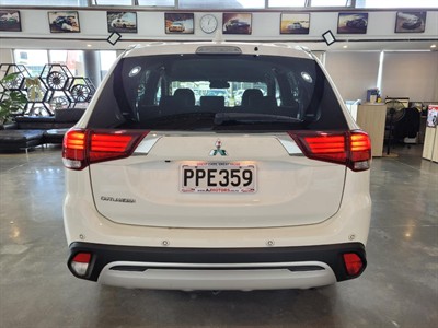 2022 Mitsubishi Outlander - Thumbnail