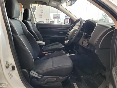 2022 Mitsubishi Outlander - Thumbnail