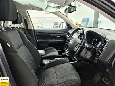 2021 Mitsubishi Outlander - Thumbnail