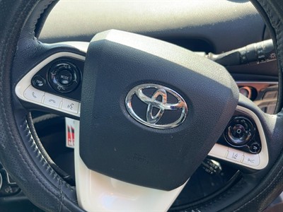 2016 Toyota Prius - Thumbnail