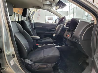 2022 Mitsubishi Outlander - Thumbnail