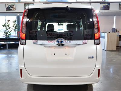 2015 Toyota Noah - Thumbnail