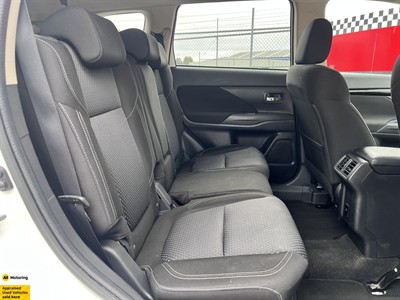 2021 Mitsubishi Outlander - Thumbnail