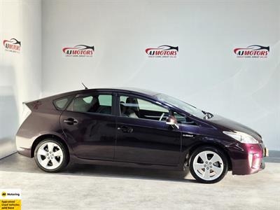 2014 Toyota Prius - Thumbnail