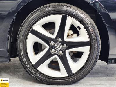 2017 Toyota Prius - Thumbnail
