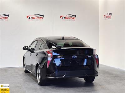 2017 Toyota Prius - Thumbnail