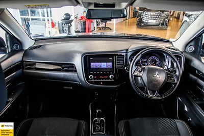 2022 Mitsubishi Outlander - Thumbnail