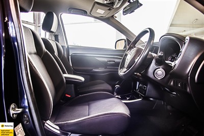 2022 Mitsubishi Outlander - Thumbnail