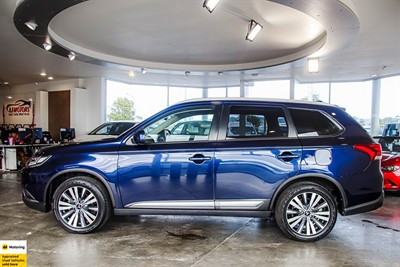 2022 Mitsubishi Outlander - Thumbnail