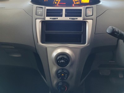 2010 Toyota Vitz - Thumbnail