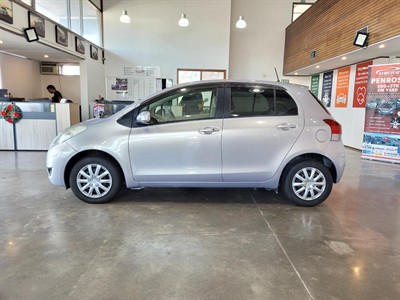 2010 Toyota Vitz - Thumbnail