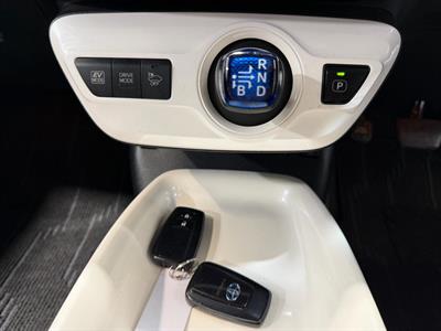2016 Toyota Prius - Thumbnail