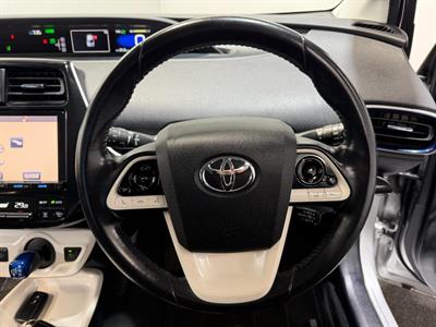 2016 Toyota Prius - Thumbnail