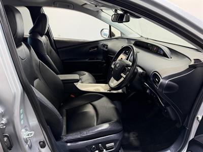 2016 Toyota Prius - Thumbnail
