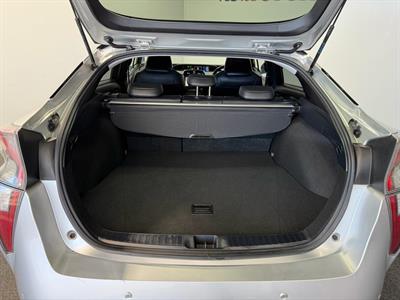 2016 Toyota Prius - Thumbnail