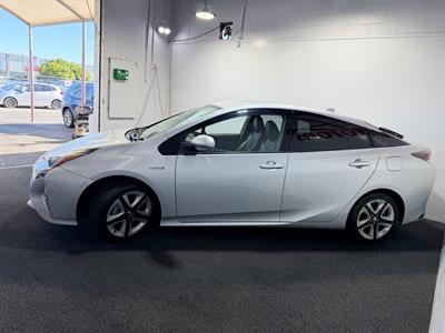 2016 Toyota Prius - Thumbnail