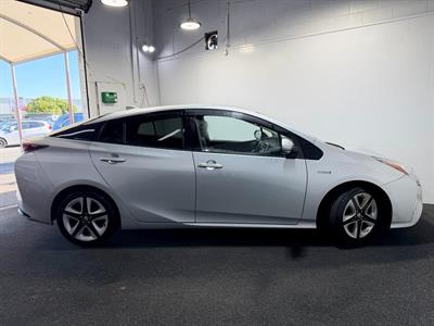 2016 Toyota Prius - Thumbnail