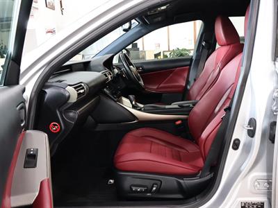 2014 Lexus IS 300h - Thumbnail