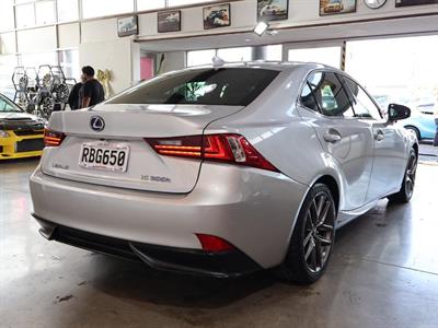 2014 Lexus IS 300h - Thumbnail