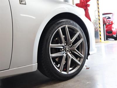 2014 Lexus IS 300h - Thumbnail