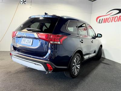 2022 Mitsubishi Outlander - Thumbnail