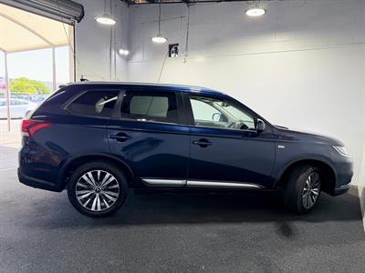 2022 Mitsubishi Outlander - Thumbnail