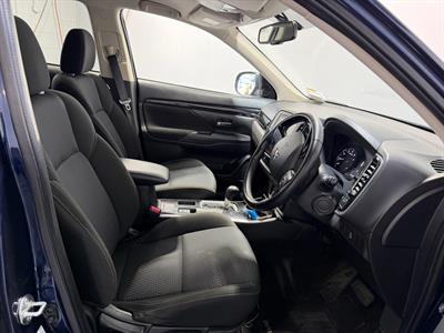 2022 Mitsubishi Outlander - Thumbnail