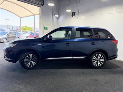 2022 Mitsubishi Outlander - Thumbnail