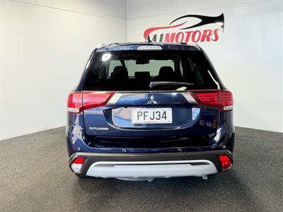 2022 Mitsubishi Outlander - Thumbnail