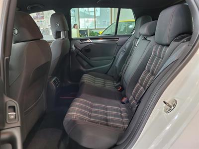 2010 Volkswagen Golf - Thumbnail