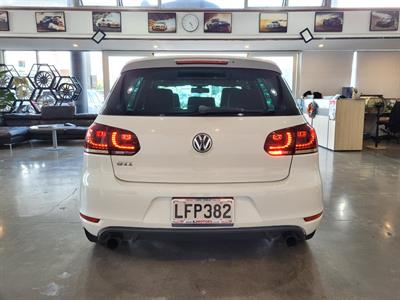 2010 Volkswagen Golf - Thumbnail