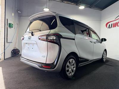 2015 Toyota Sienta - Thumbnail