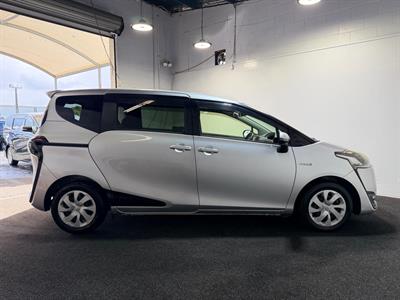 2015 Toyota Sienta - Thumbnail