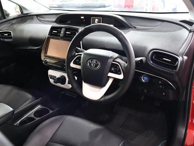 2016 Toyota Prius - Thumbnail