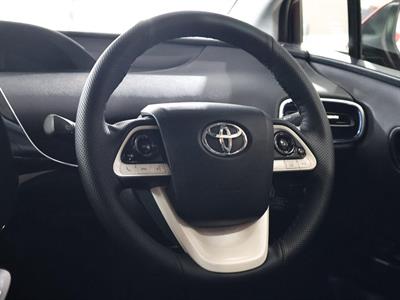2016 Toyota Prius - Thumbnail