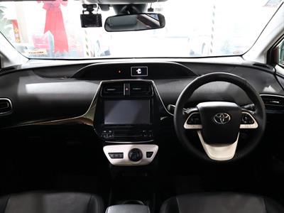 2016 Toyota Prius - Thumbnail