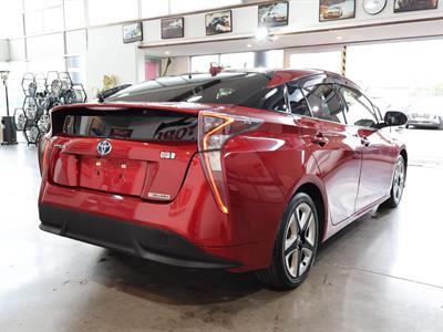 2016 Toyota Prius - Thumbnail