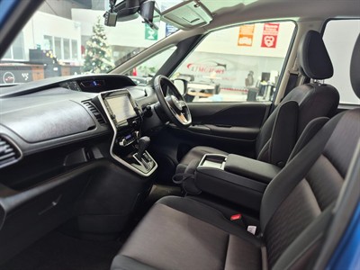 2016 Nissan Serena - Thumbnail